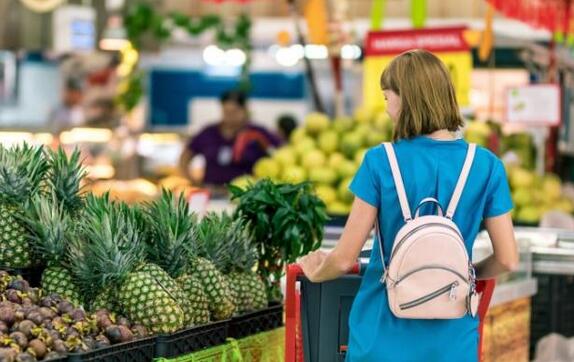 Perché le casse self-service nei supermercati sono più popolari di quelle manuali?