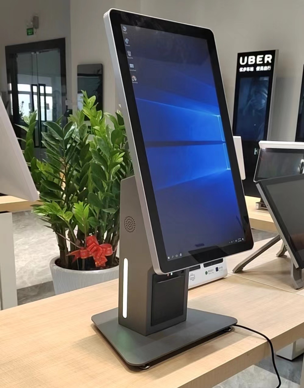 Design più recente per chiosco self-service K9 con striscia luminosa su entrambi i lati